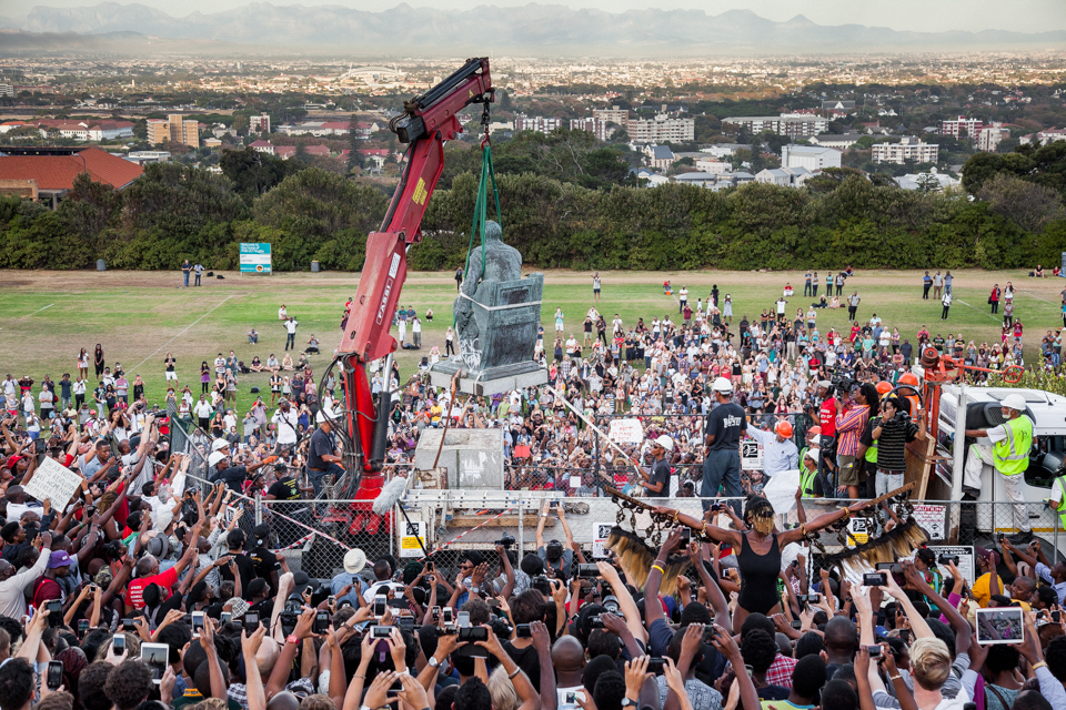 Rhodes Must Fall UCT statue removal crane and crowd