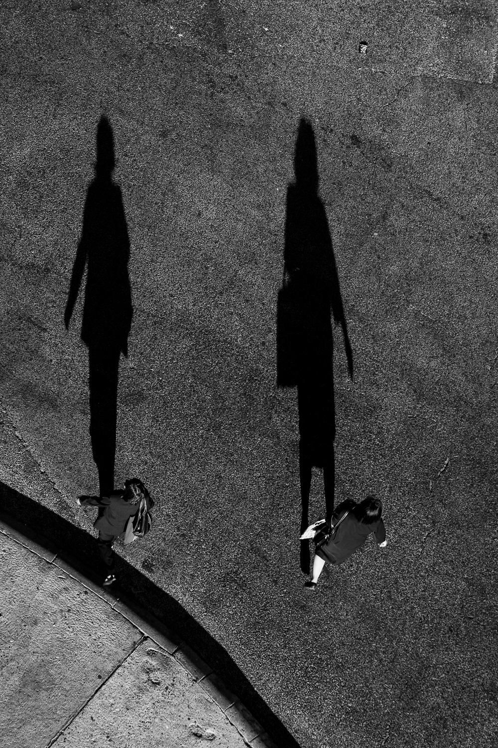 People crossing the road towards the central train station, Cape Town, 2010.